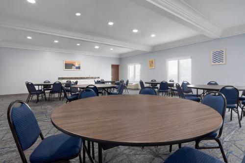 holiday inn express hotel and suites saginaw by ihg