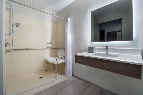holiday inn express hotel and suites saginaw by ihg