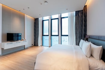 s sriracha hotel and residence