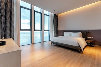 s sriracha hotel and residence