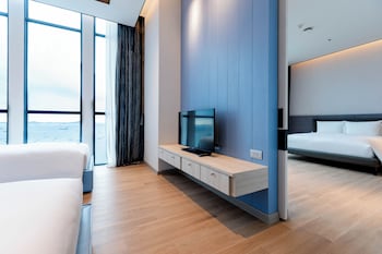 s sriracha hotel and residence