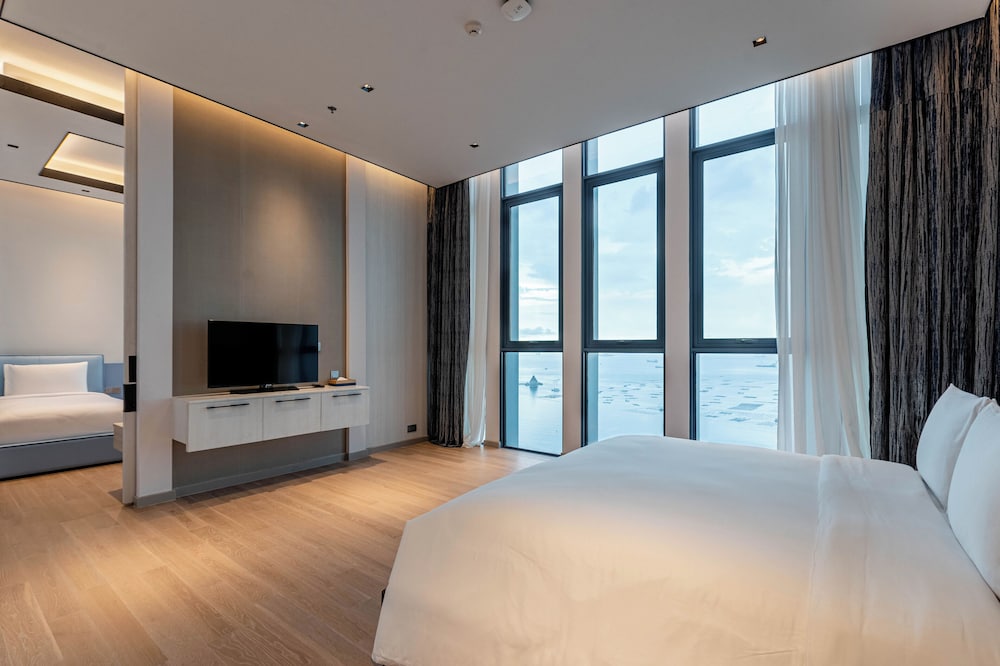 s sriracha hotel and residence