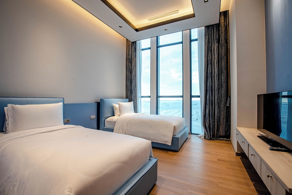 s sriracha hotel and residence