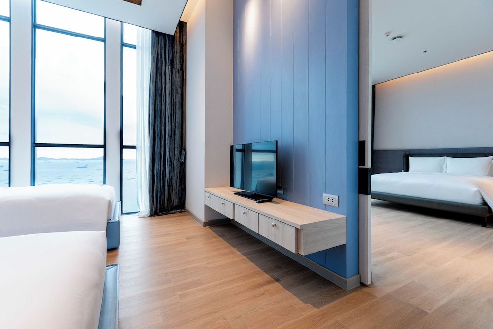 s sriracha hotel and residence