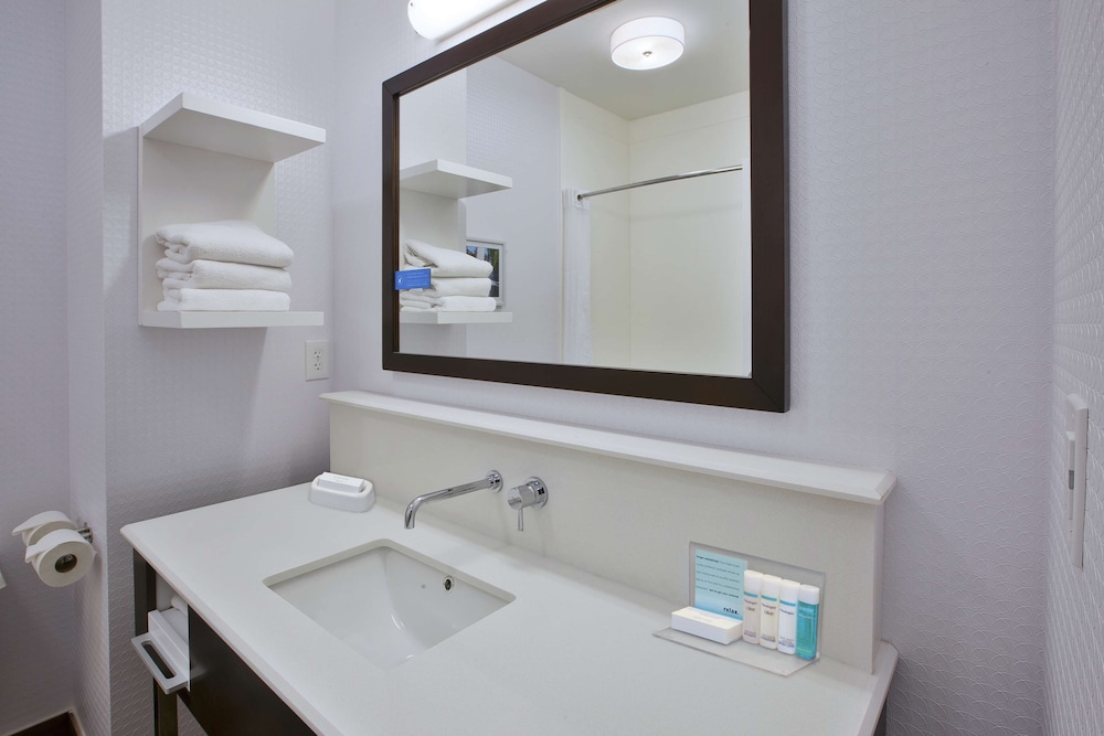 hampton inn commerce novi