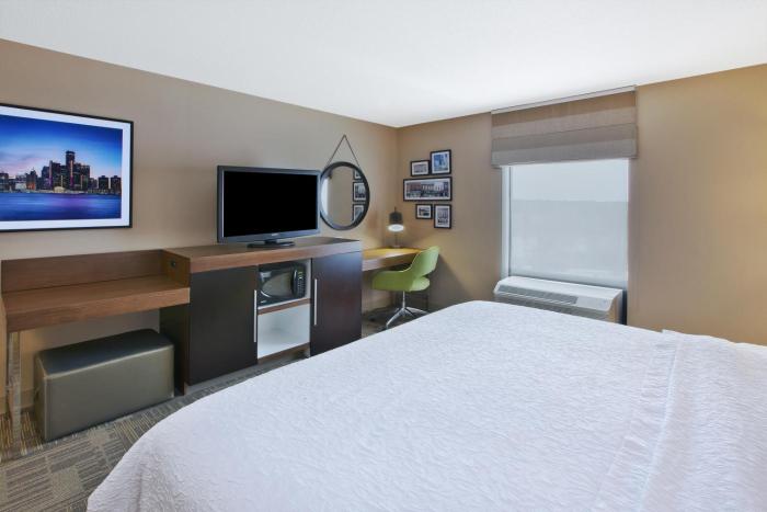 hampton inn commerce novi