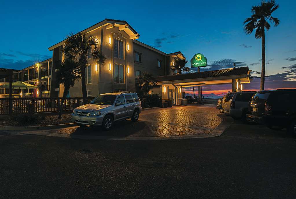 wingate by wyndham galveston beachfront at the seawall