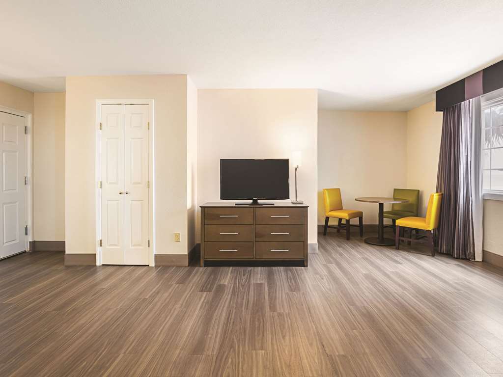 wingate by wyndham galveston beachfront at the seawall
