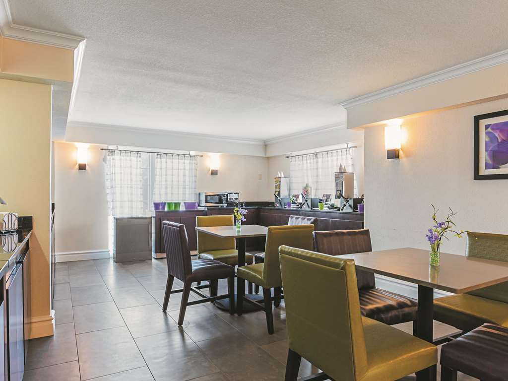 wingate by wyndham galveston beachfront at the seawall