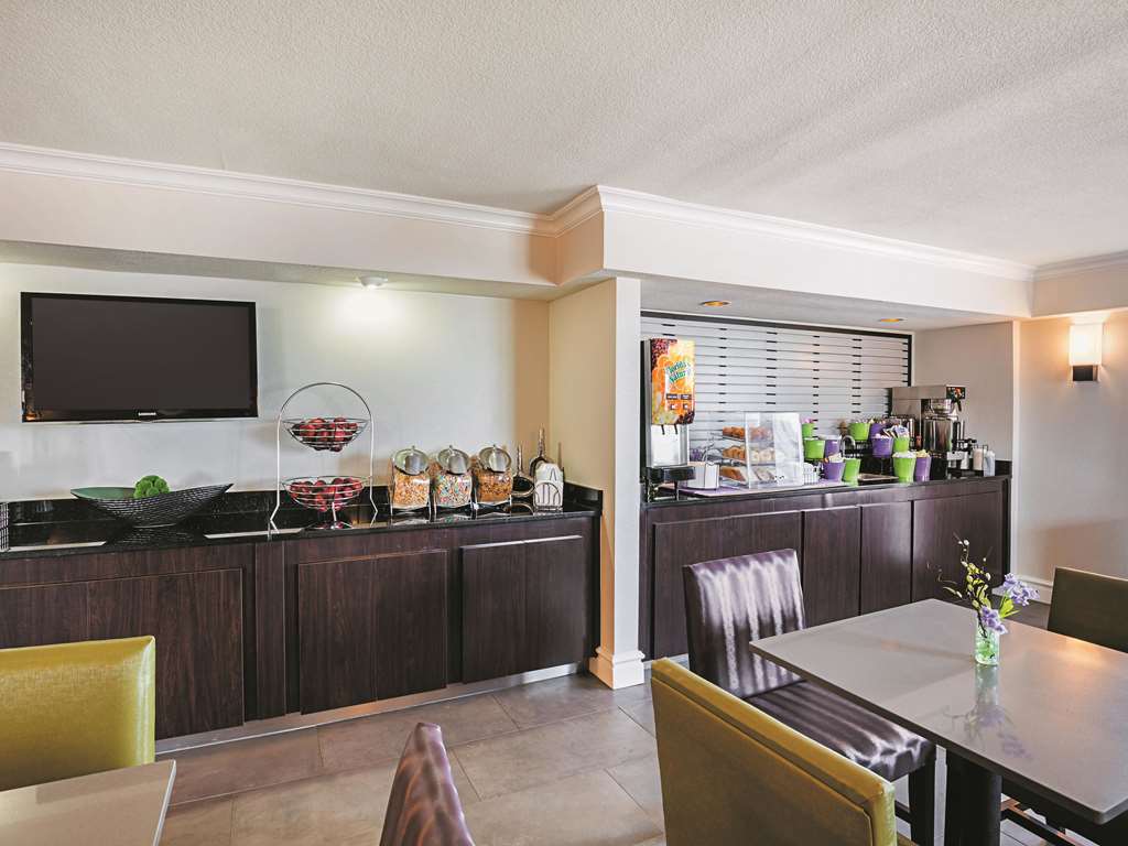 wingate by wyndham galveston beachfront at the seawall