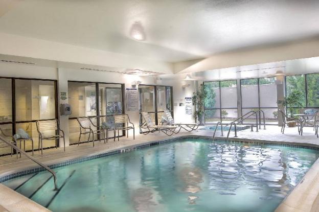 courtyard by marriott greensboro airport