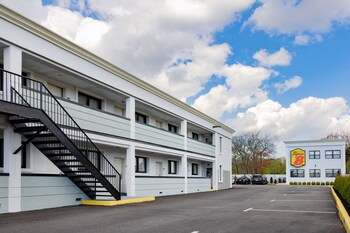 super 8 by wyndham lindenhurst