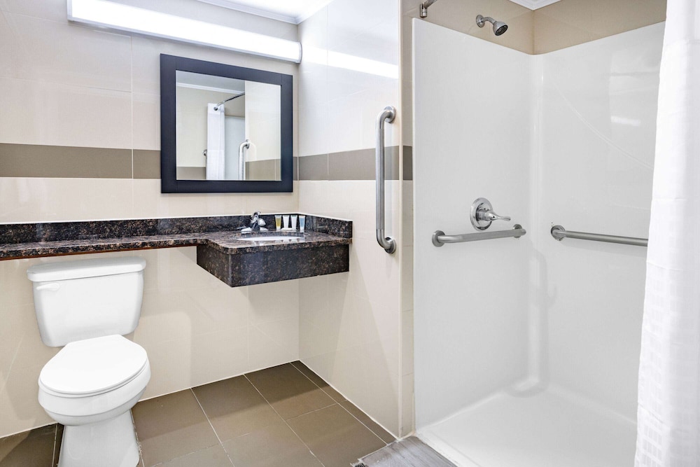 super 8 by wyndham lindenhurst