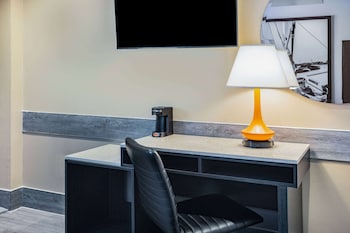 super 8 by wyndham lindenhurst