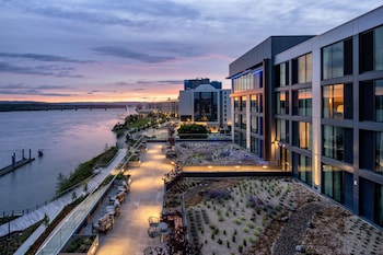 ac hotel by marriott vancouver waterfront