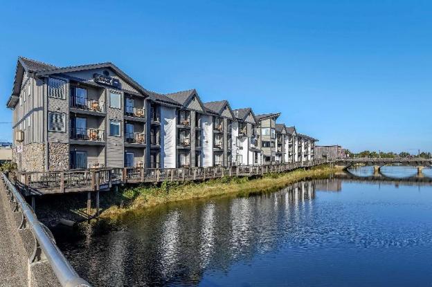 kathryn riverfront inn ascend hotel collection