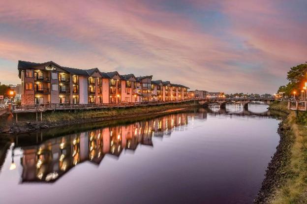 kathryn riverfront inn ascend hotel collection