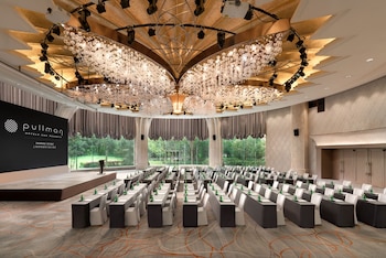 pullman shanghai central in xintiandi and yu garden area