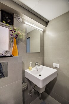 housemate hotels
