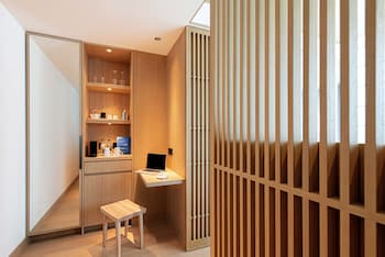 aki hong kong mgallery