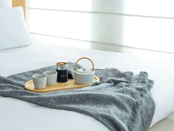 aki hong kong mgallery