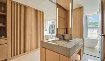 aki hong kong mgallery