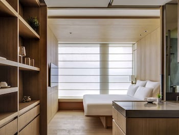 aki hong kong mgallery