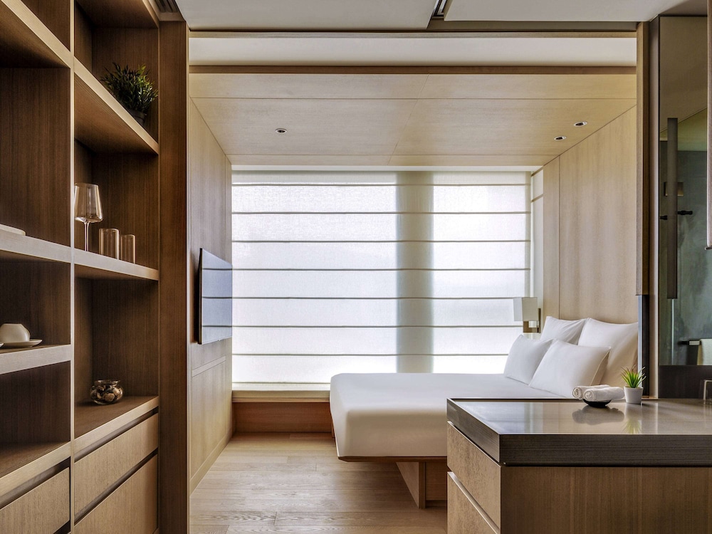 aki hong kong mgallery