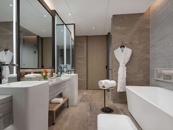 pullman huaian falcon hotel