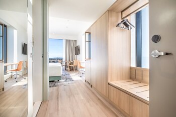 holiday inn and suites geelong