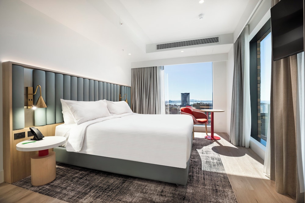 holiday inn and suites geelong