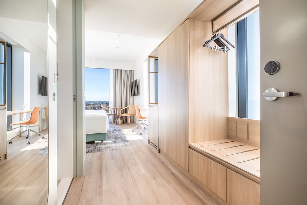 holiday inn and suites geelong