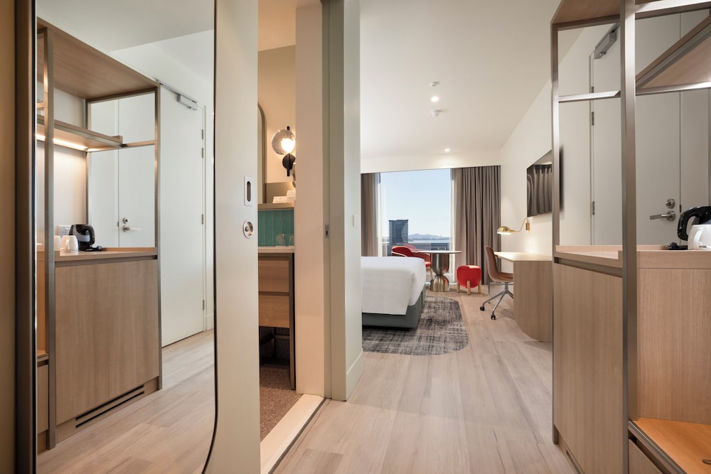 holiday inn and suites geelong