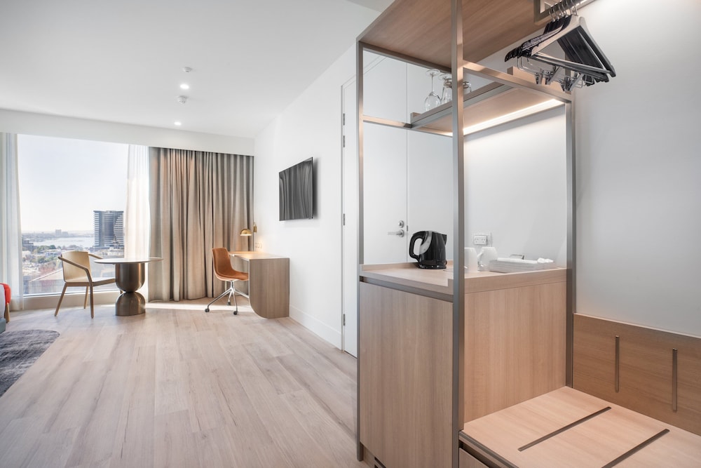 holiday inn and suites geelong