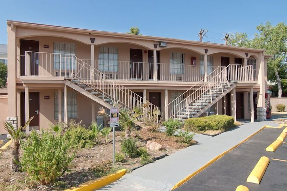 days inn by wyndham market center dallas love field