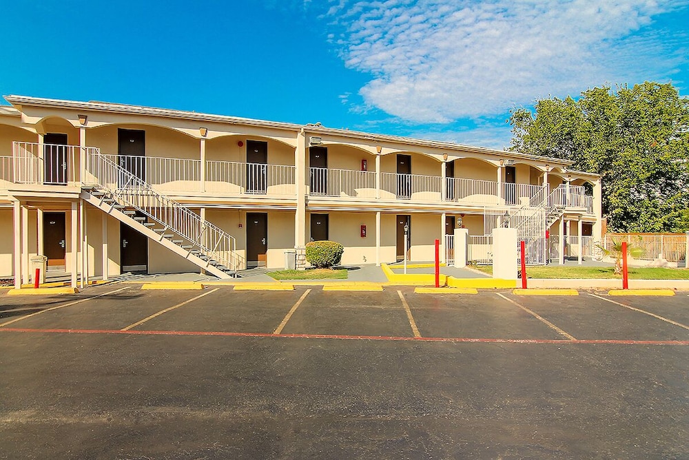 days inn by wyndham market center dallas love field