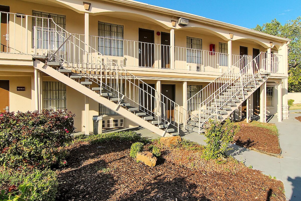 days inn by wyndham market center dallas love field