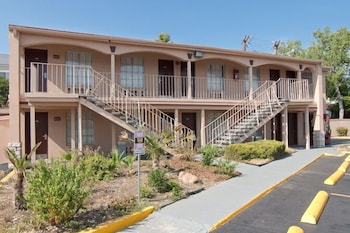 days inn by wyndham market center dallas love field