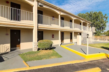 days inn by wyndham market center dallas love field