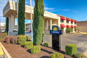 days inn by wyndham market center dallas love field