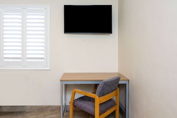 super 8 by wyndham bakersfield ca