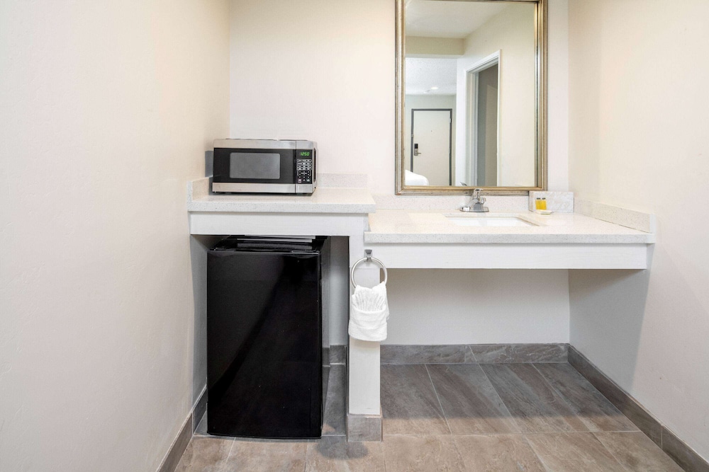 super 8 by wyndham bakersfield ca