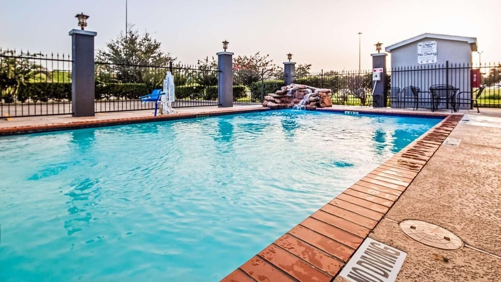 super 8 by wyndham laredo