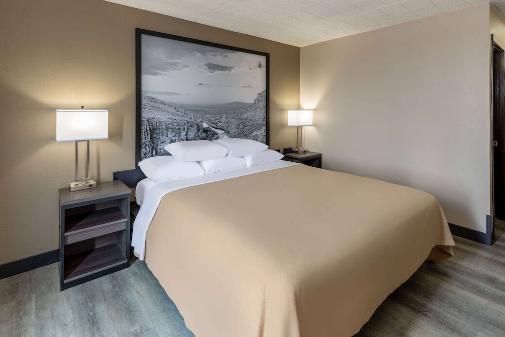 super 8 by wyndham laredo