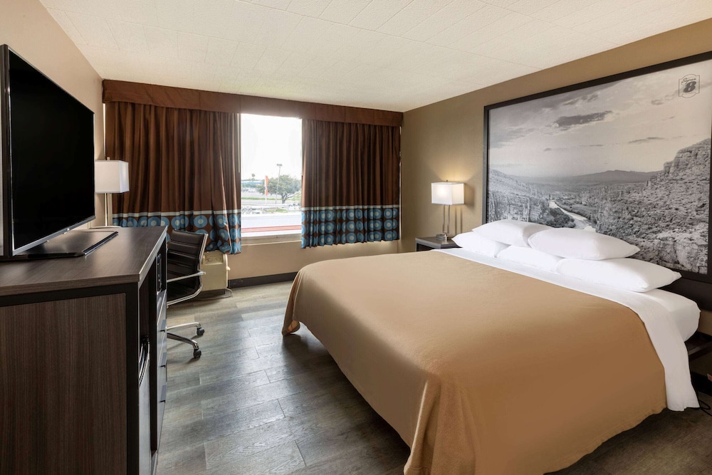 super 8 by wyndham laredo