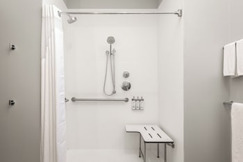 holiday inn express and suites hawaiian gardens