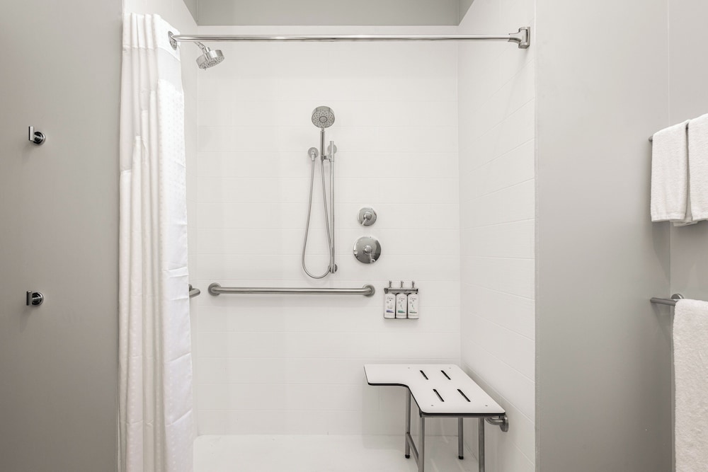 holiday inn express and suites hawaiian gardens