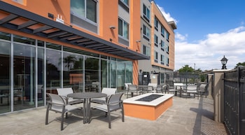 holiday inn express and suites hawaiian gardens