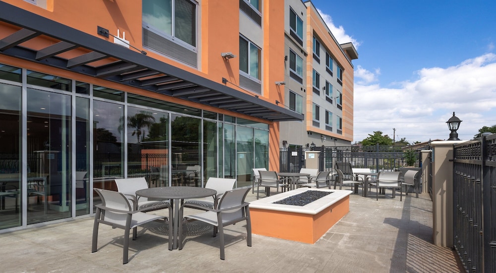 holiday inn express and suites hawaiian gardens