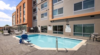 holiday inn express and suites hawaiian gardens